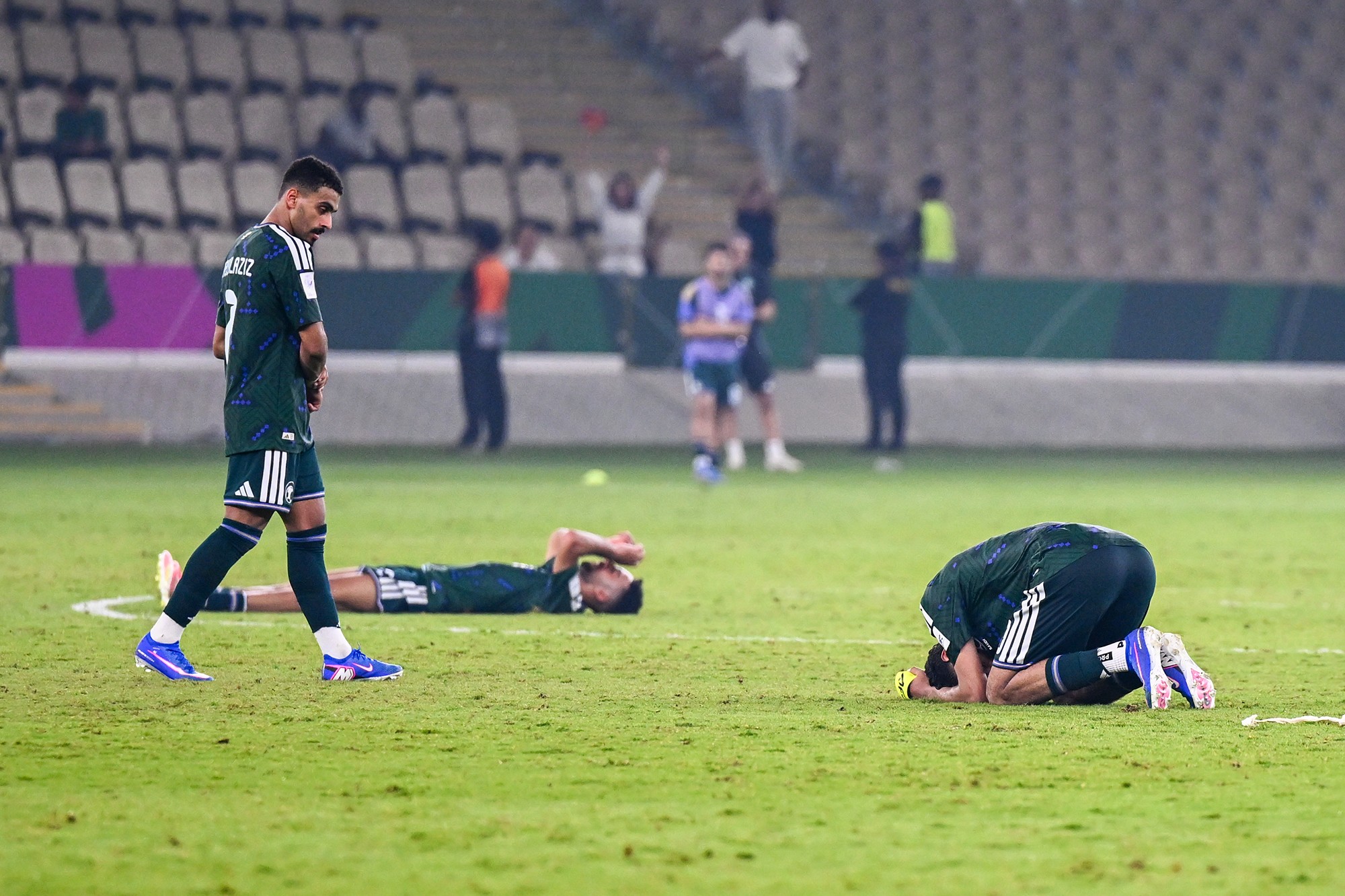 Trong khi các cầu thủ chủ nhà U23 Saudi Arabia gục ngã đau đớn.