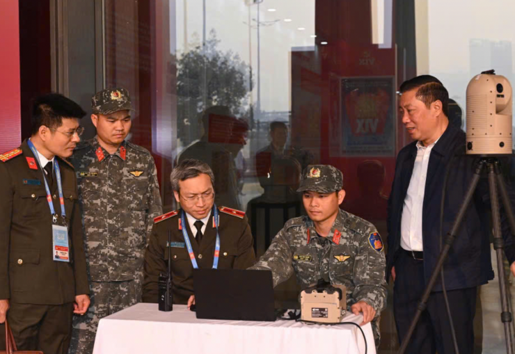 Thiếu tướng Nguyễn Quốc Toản - Chánh Văn phòng Bộ Công an thị sát tại thực địa. Ảnh: H.Đ