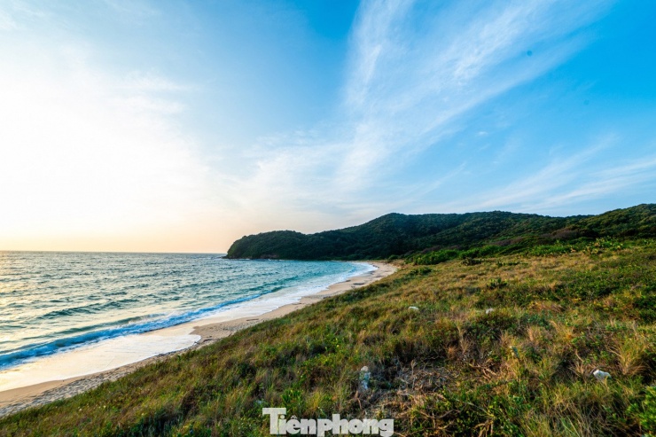 Thanh Lân không thức giấc bằng sự xô bồ của du lịch đại trà mà bằng cách giữ lại vẻ nguyên sơ trời phú, đưa con người về gần với thiên nhiên. Cảnh đẹp và du lịch có trách nhiệm chính là động lực để bảo tồn và phát huy vẻ bình yên của hòn đảo.