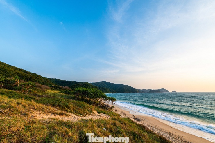 Xác định đánh thức viên ngọc đang ngủ, mới đây nhất Đặc khu Cô Tô, tỉnh Quảng Ninh đã thông qua dự án xây dựng cầu vượt biển dài khoảng 2 km bắc qua eo biển giữa hai đảo Thanh Lân và Cô Tô, thời gian thực hiện dự kiến từ năm 2027-2029.