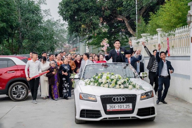 Chú rể dùng xe mui trần để đón dâu&nbsp;