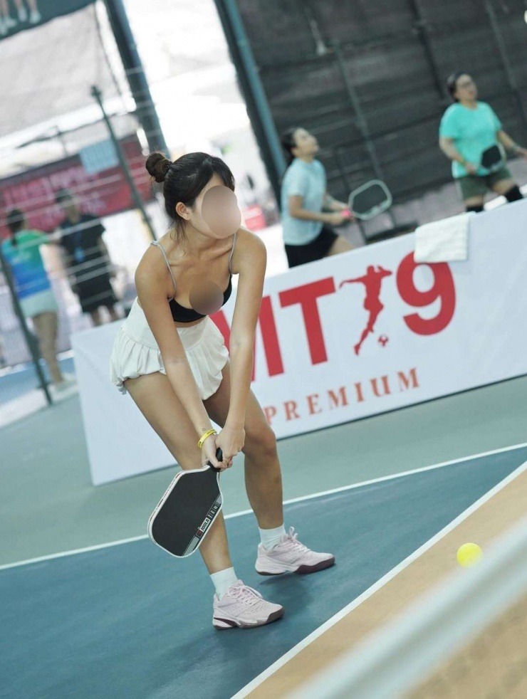 Nhiều người cũng nhận ra cô gái này từng diện váy ngắn rồi vén lên chơi pickleball cách đây ít tháng gây chú ý trên mạng xã hội. Ảnh: MXH