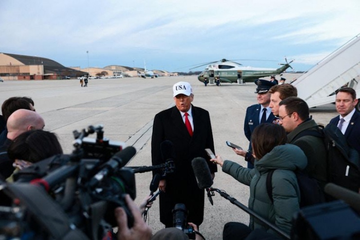 Tổng thống Mỹ Donald Trump trả lời phóng viên. Ảnh: Reuters