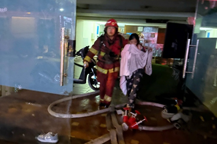 Cảnh sát đưa người mắc kẹt ra bên ngoài. Ảnh: CACC