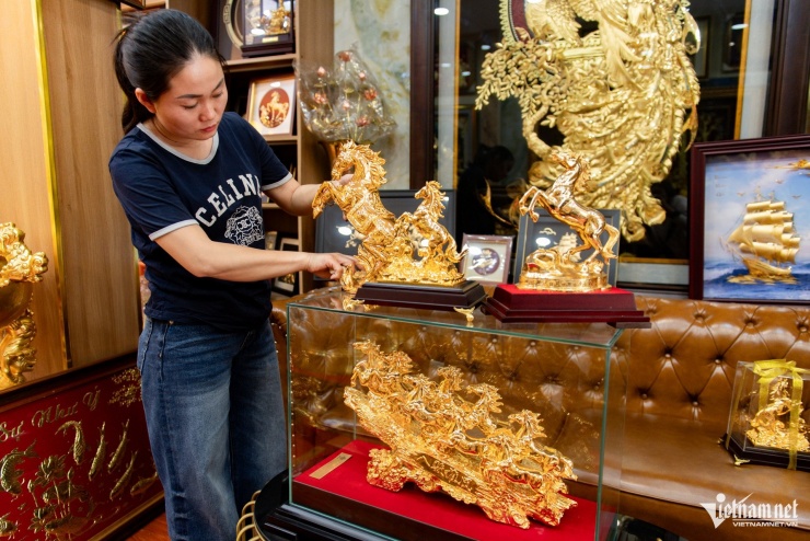Một doanh nghiệp kinh doanh quà Tết mạ vàng tại phường Tân Sơn Hòa (TPHCM) đang tất bật hoàn thiện đơn hàng khi chỉ còn khoảng một tháng nữa là đến Tết Nguyên đán Bính Ngọ.&nbsp;