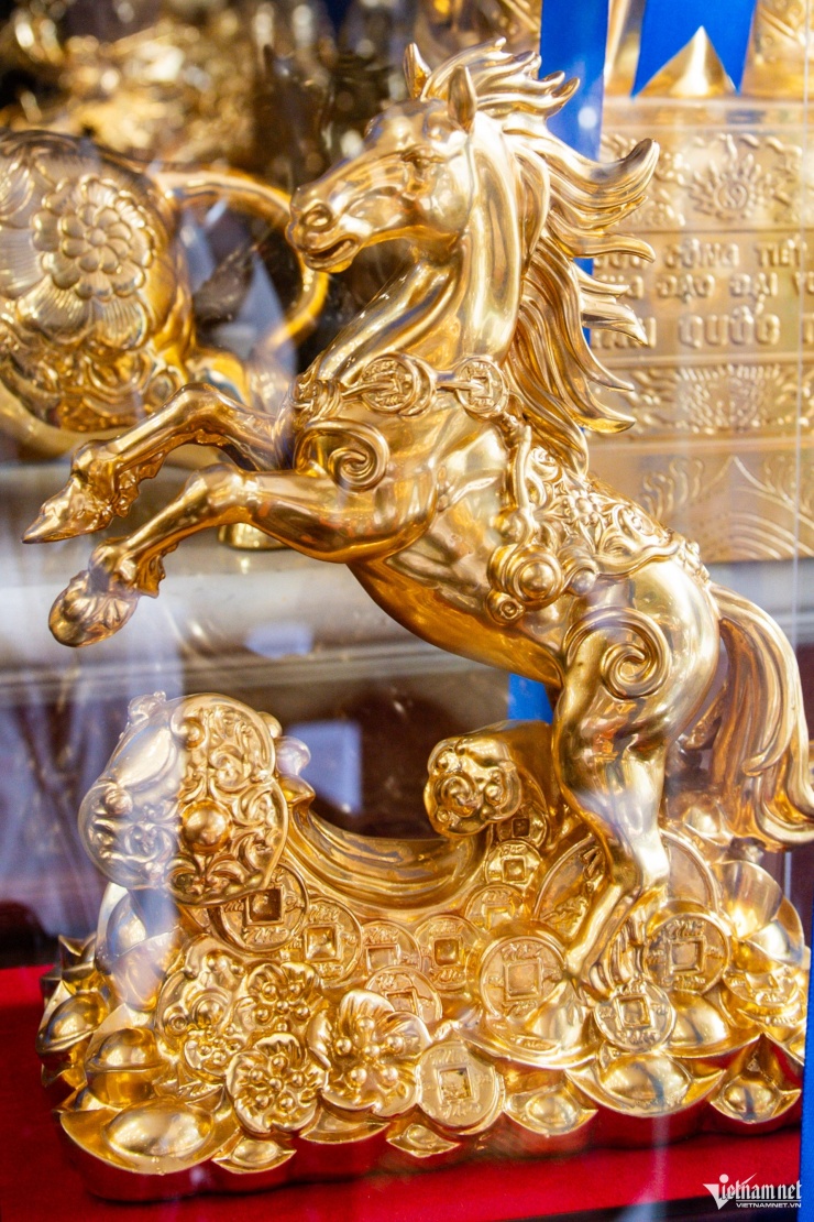 Linh vật ngựa mạ vàng 24K giá hàng chục triệu đồng lên kệ đón Tết - 4