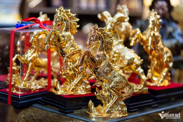 Theo ông Đinh Quang Thắng, Giám đốc chi nhánh, các sản phẩm được lên ý tưởng thiết kế và chế tác tỉ mỉ. Phần lớn mẫu linh vật năm Bính Ngọ lấy hình tượng ngựa phi nước đại, khắc họa chú ngựa tung vó vượt chướng ngại, được xem là biểu trưng cho ý chí, khát vọng và tinh thần tiên phong.