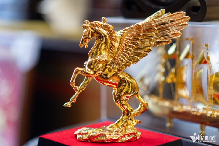 Nhiều mẫu ngựa còn được chế tác thêm cánh, tạo điểm nhấn cho bộ sưu tập quà Tết.