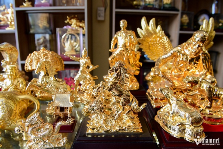 Theo ông Thắng, nếu không kể công đoạn lên ý tưởng thiết kế, từ khi chế tác đến lúc hoàn thiện cũng khoảng 40 công đoạn tạo mẫu sáp, tạo khuôn và đúc, làm nguội và xử lý bề mặt, mạ vàng, sấy khô...