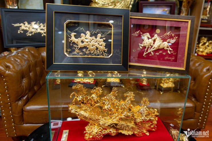 Với mỗi mẫu ngựa, doanh nghiệp này sản xuất vài nghìn sản phẩm để phục vụ nhu cầu của khách hàng Tết 2026. Ngoài linh vật, doanh nghiệp này còn giới thiệu nhiều mẫu tranh phục vụ thị trường quà Tết.