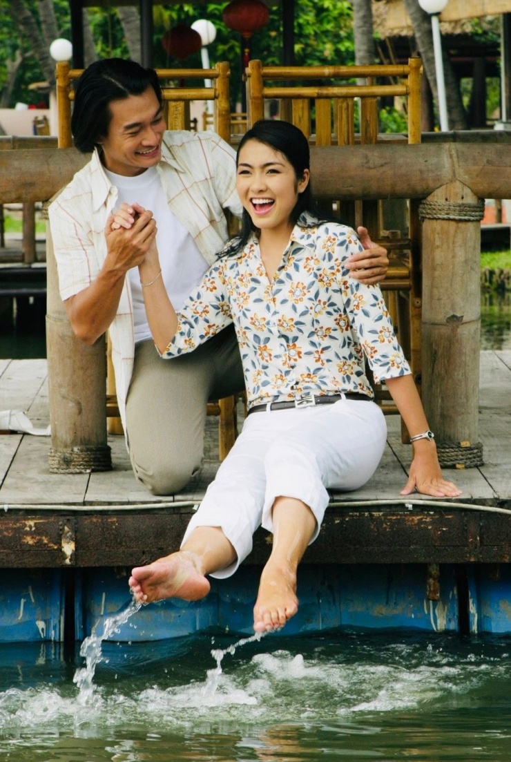 Tăng Thanh Hà bên Trương Minh Quốc Thái - vai Việt, kỹ sư lãng tử, được chị em Út Nhỏ cùng si mê.