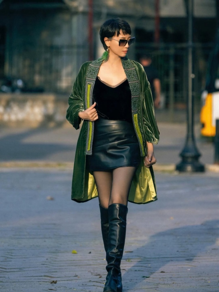 Bà ngoại 7X hoàn thiện tổng thể bằng kính râm bản lớn và boots da cổ cao ngang gối, tạo nên phong cách hiện đại, được nhiều khán giả khen "chất chơi".