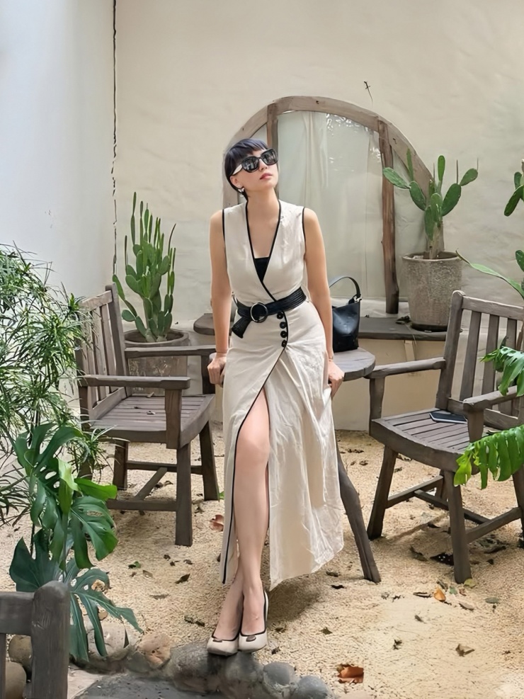 Mẹ vợ Đoàn Văn Hậu khai thác triệt để sắc vóc "quên tuổi" qua mẫu đầm vạt đắp xẻ cao khoe chân dài.