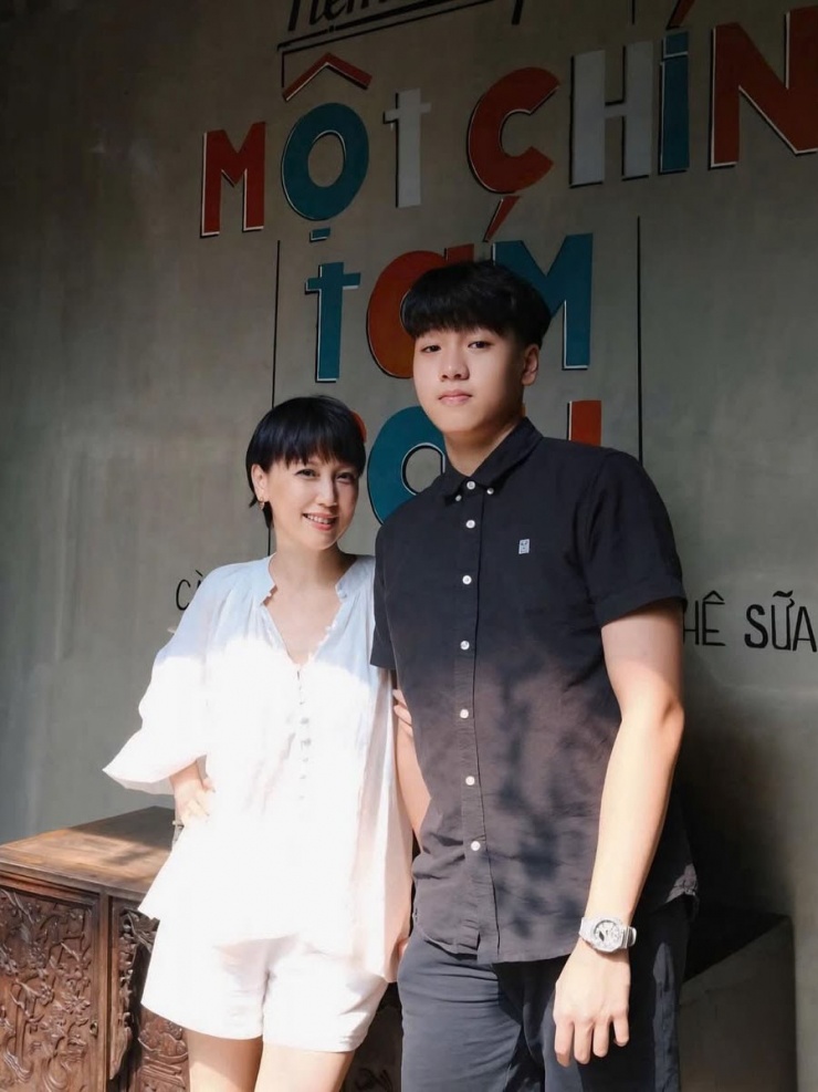 Quần shorts khỏe khoắn - món đồ gắn liền những cô gái đôi mươi - thường xuyên theo Mai Đoàn xuống phố.