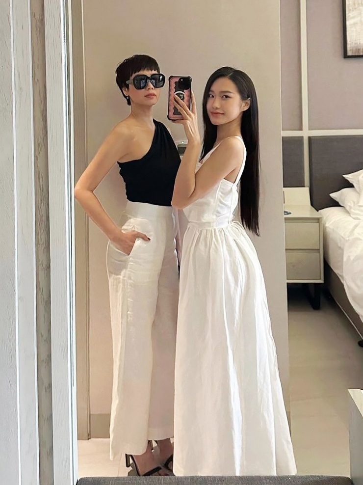 Hai mẹ con thường chọn đồ ton sur ton với thiết kế tôn dáng, không có nhiều khác biệt về phong cách giữa hai thế hệ.