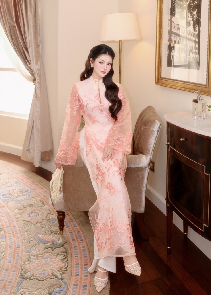 Mốt áo dài ren phong cách 'phú bà' lên ngôi - 10