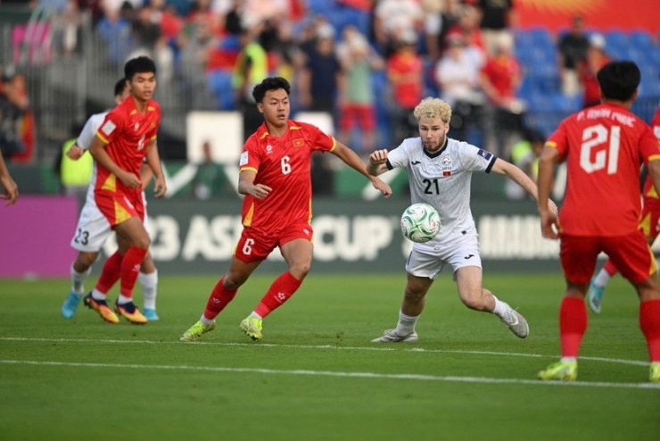 Thái Sơn (số 6) là một trong bảy cầu thủ U23 Việt Nam nhận thẻ vàng ở vòng bảng