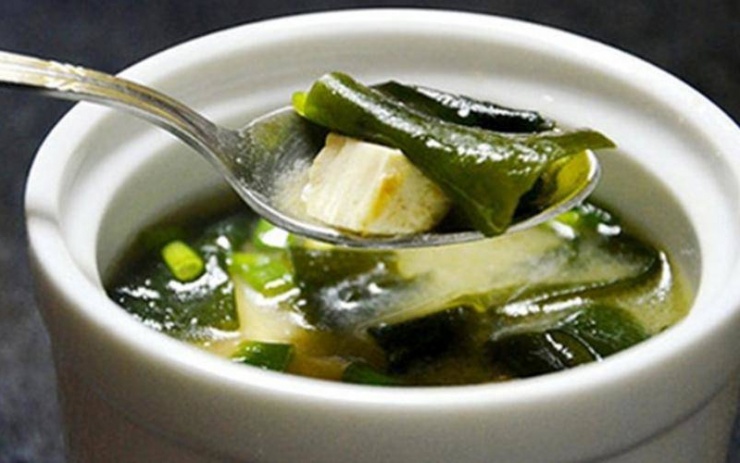 Canh bông cải rong biển.