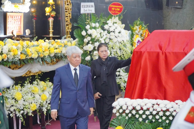 Phó Chủ tịch Thường trực Quốc hội Đỗ Văn Chiến và nguyên Chủ tịch Quốc hội Nguyễn Thị Kim Ngân viếng Đại tướng Lê Văn Dũng