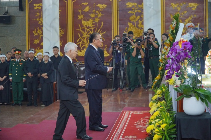 Nguyên Tổng Bí thư Nông Đức Mạnh và nguyên Chủ tịch nước Nguyễn Minh Triết tại lễ viếng