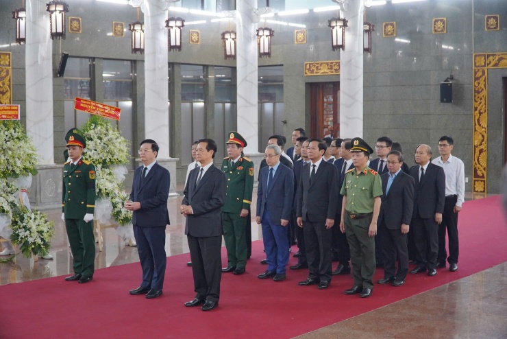 Đoàn đại biểu của Chính phủ do Ủy viên Trung ương Đảng, Phó Thủ tướng Chính phủ Mai Văn Chính làm trưởng đoàn, đến viếng