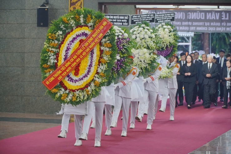 Đoàn đại biểu Chủ tịch nước do Ủy viên Trung ương Đảng, Phó Chủ tịch nước Võ Thị Ánh Xuân làm trưởng đoàn đến viếng