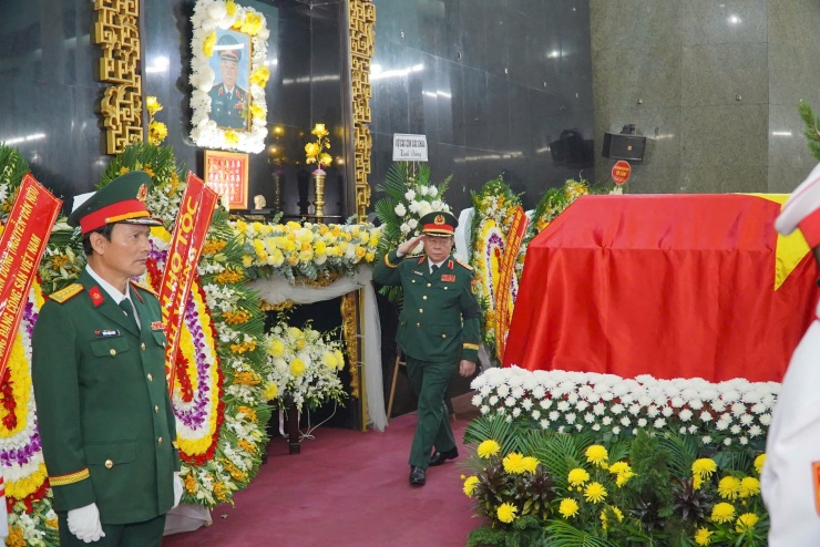 Đoàn đại biểu của Quân ủy Trung ương - Bộ Quốc phòng do Đại tướng Nguyễn Trọng Nghĩa - Ủy viên Bộ Chính trị, Chủ nhiệm Tổng cục Chính trị Quân đội nhân dân Việt Nam làm trưởng đoàn đến viếng