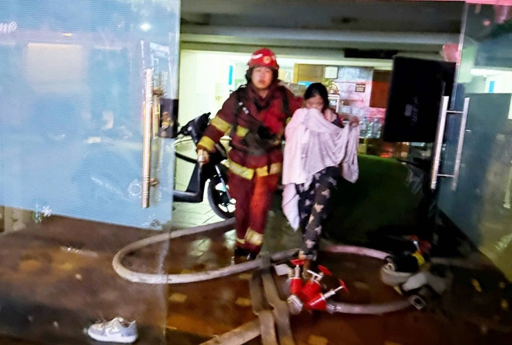 7 người trong nhà trọ được giải cứu ra ngoài an toàn.