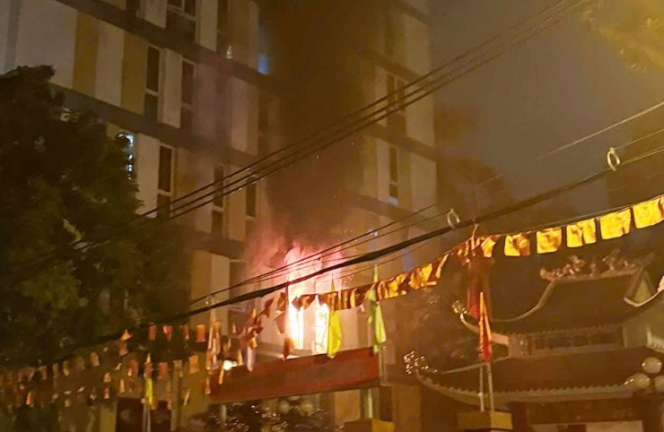 Lửa bùng cháy dữ dội kèm theo khói tại khu vực tầng 3 nhà trọ.