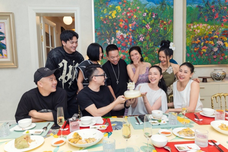 Ảnh sao 14/1: Á hậu Tường San giấu mặt con gái - 1