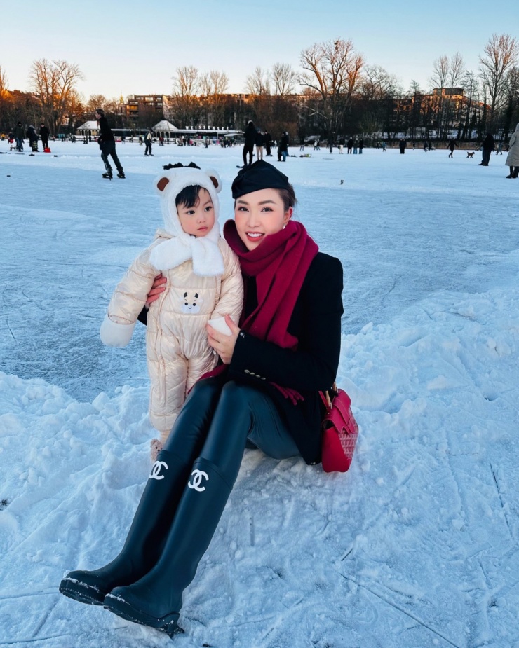 Ảnh sao 14/1: Á hậu Tường San giấu mặt con gái - 11