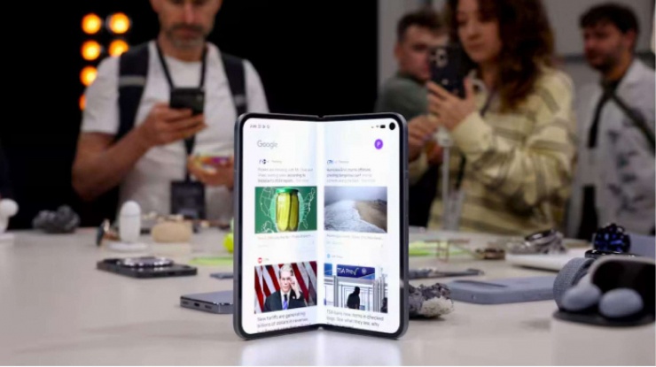 Hình ảnh sản phẩm điện thoại của Google trong bài báo từ Nikkei Asia ngày 13/1/2026. Ảnh chụp màn hình