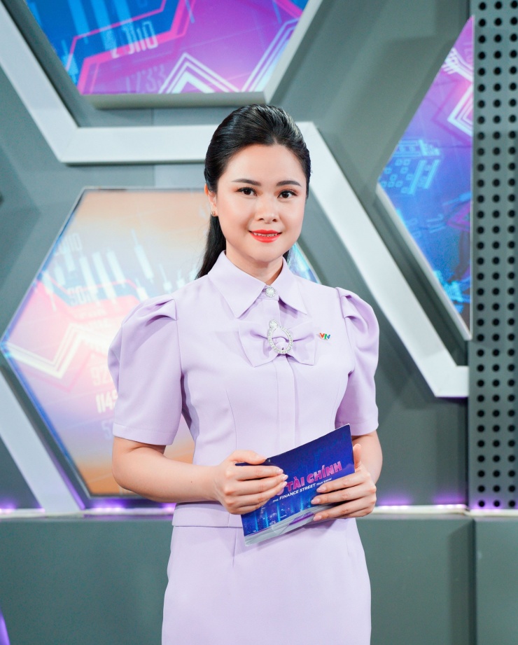 Nữ BTV xinh đẹp chuyên mặc màu tím trên sóng VTV là ai? - 3
