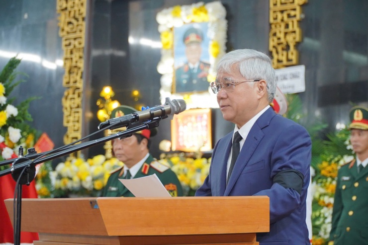 Phó Chủ tịch Thường trực Quốc hội Đỗ Văn Chiến đọc điếu văn tại lễ truy điệu