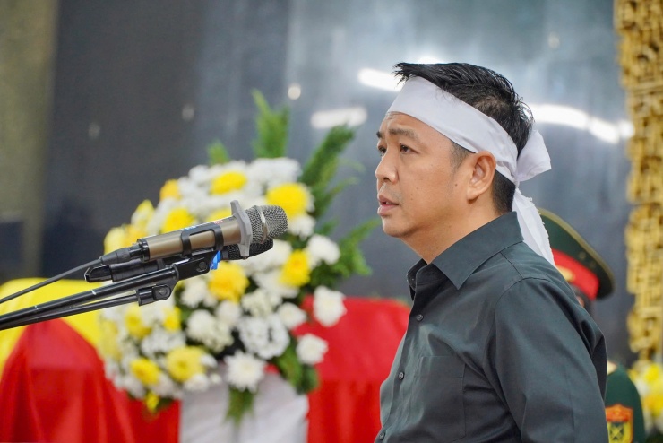 Ông Nguyễn Văn Nhân (con trai của Đại tướng, Anh hùng LLVT nhân dân Lê Văn Dũng) đại diện gia đình phát biểu tại lễ truy điệu