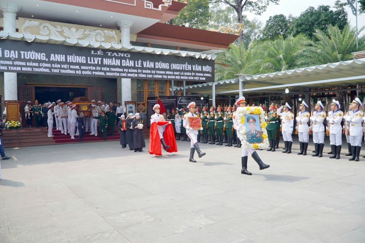 Đưa Đại tướng, Anh hùng LLVT nhân dân Lê Văn Dũng về nơi an nghỉ cuối cùng