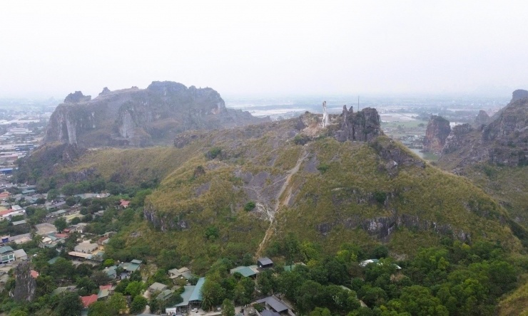 Hòn Vọng Phu là một cột đá cao khoảng 20 m, giống hình người phụ nữ ôm con. Di tích này được Bộ Văn hóa, Thể thao và Du lịch công nhận là Di tích cấp Quốc gia năm 1992 cùng với di tích Đình Thượng, chùa Hinh Sơn, chùa Quan Thánh, Lăng Mãn Quận công Lê Trung Nghĩa