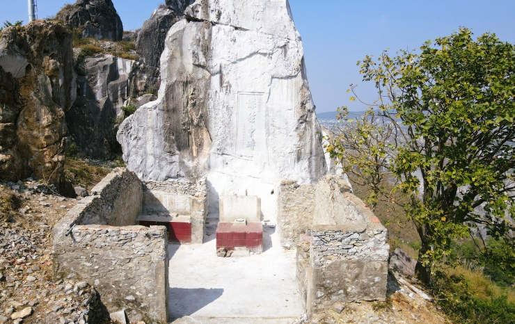 Hòn Vọng Phu còn có tên gọi là gọi là Thạch Trụ, trên khắc 4 chữ "Kiệt nhiên trung trĩ" (Vòi vọi giữa đất trời) do Tổng đốc Hà Đình Nguyễn Thuật là người đề chữ trên trụ đá