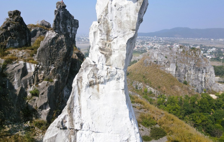 Các vết nứt gãy trước đây đã được khớp nối bằng phương án khoan lỗ rút lõi, sau đó gia cố bằng các sợi thép được chèn vữa SIKA