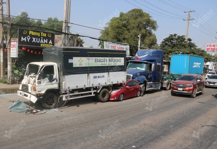 Hiện trường vụ tai nạn liên hoàn. Ảnh: Quang Hưng