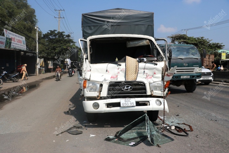 Xe tải bị móp phần đầu, vỡ kính chắn gió cabin sau cú va chạm. Ảnh: Quang Hưng