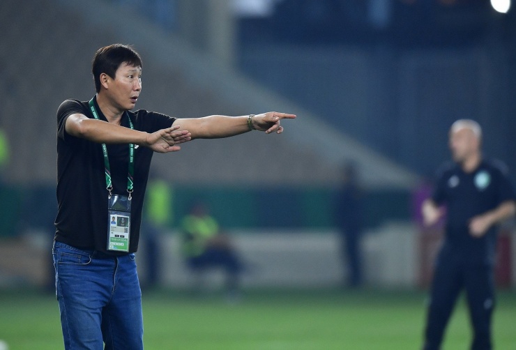 HLV Kim Sang Sik khiến giới chuyên môn Hàn Quốc phải nhìn lại, khi trước đó ông từng bị chê bai về chiến thuật lúc còn làm việc tại quê nhà. Ảnh: AFC