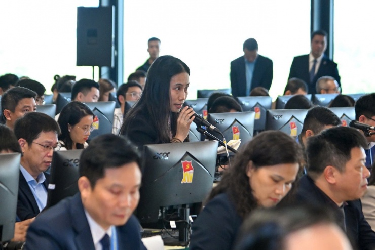 Phóng viên đặt câu hỏi tại họp báo. Ảnh: BTG