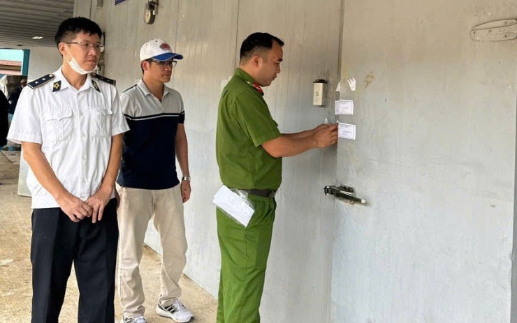 Công an TP Hải Phòng phối hợp với liên ngành khám xét, lấy mẫu thịt trong 4 kho lạnh Công ty CP Đồ hộp Hạ Long.