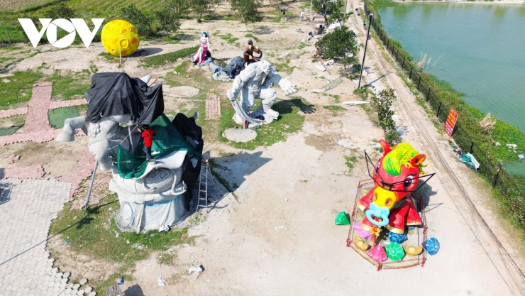 Từ năm 2023 đến nay, cứ mỗi dịp Tết Nguyên đán, anh Quân lại dành nhiều tâm huyết sáng tạo các linh vật “khổng lồ” theo con giáp của năm. Đón Tết Bính Ngọ 2026, anh tiếp tục cho ra mắt bộ ba linh vật ngựa với những thông điệp tích cực gồm: “Ngựa vui vẻ”, “Ngựa hạnh phúc” và “Ngựa thương” – biểu trưng cho niềm vui, sự viên mãn và tinh thần sẻ chia yêu thương.