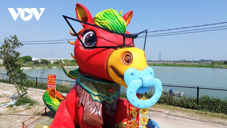 Theo anh, khó khăn lớn nhất không nằm ở kích thước đồ sộ của tác phẩm mà chính là việc thể hiện thần thái. “Chỉ cần sai một chi tiết nhỏ, linh vật sẽ mất đi nét đặc trưng vốn có của loài ngựa”, anh nói.