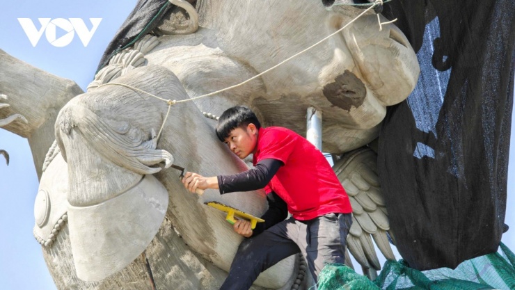 Chia sẻ về hành trình sáng tác bộ linh vật Tết năm nay, anh Bùi Văn Quân cho biết ý tưởng đã được ấp ủ từ tháng 6/2025. Quá trình thực hiện kéo dài nhiều tháng, trải qua các công đoạn từ thiết kế, chuẩn bị kết cấu, tìm vật liệu, dựng khung, tạo hình đến sơn phủ hoàn thiện.