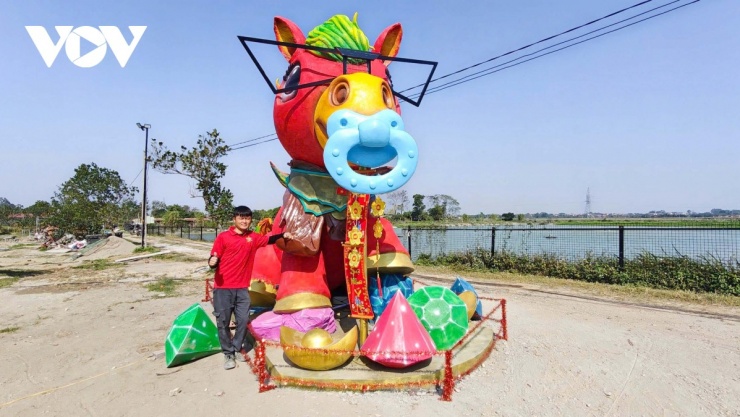 “Ngựa là loài vật có thần thái rất mạnh, vì vậy khi làm phải giữ được cảm xúc trong từng chi tiết. Với tôi, mỗi linh vật giống như một đứa con, phải chăm chút từ đầu đến cuối để khi người xem nhìn vào có thể cảm nhận được niềm vui và không khí mùa xuân”, anh Quân chia sẻ.