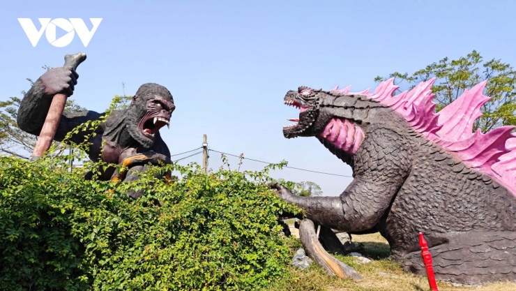 Khu vườn Hạnh Phúc được anh Bùi Văn Quân thành lập từ năm 2021 tại xã Hợp Thịnh, tỉnh Bắc Ninh. Ngoài các linh vật Tết, nơi đây còn trưng bày nhiều tác phẩm nghệ thuật phục vụ các sự kiện lớn như kỷ niệm 50 năm Ngày Giải phóng miền Nam, thống nhất đất nước; 80 năm Cách mạng Tháng Tám và Quốc khánh 2/9, cùng nhiều mô hình lấy cảm hứng từ điện ảnh nước ngoài, thu hút hàng nghìn lượt khách mỗi năm.