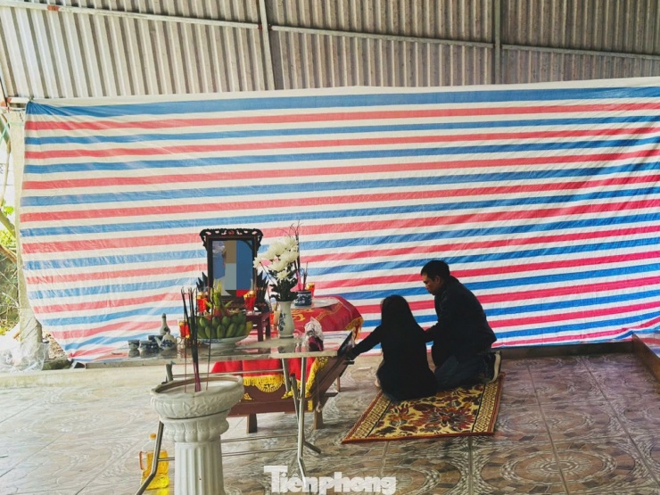 Người thân em Võ Đặng Quang A. bật khóc, đau xót sau sự việc đau lòng xảy ra.